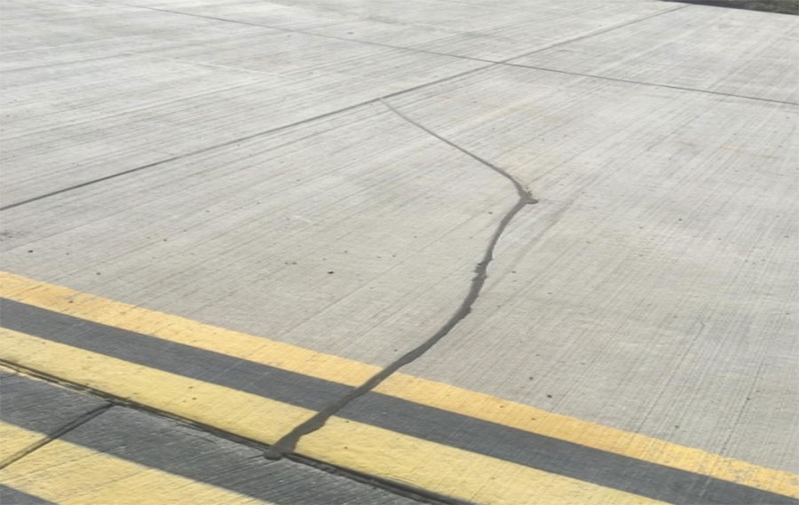 Стан бетонного покриття рульових доріжок аеропорту «Херсон» після реконструкції, лютий 2019 р. Фото Рахункової палати