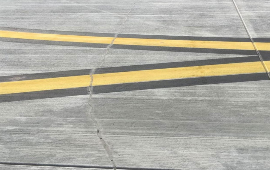 Стан бетонного покриття рульових доріжок аеропорту «Херсон» після реконструкції (тріщини довжиною 5–10 метрів). Фото Рахункової палати