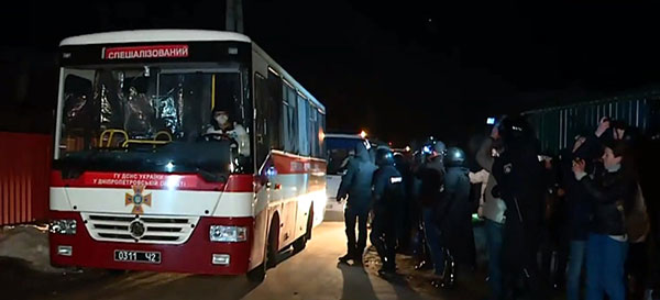 Автобус з евакуйованими людьми з Уханю