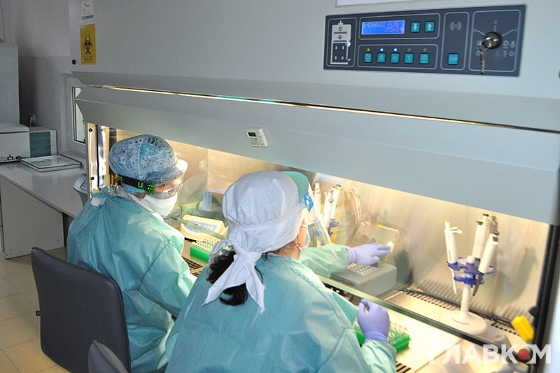 Працівниць лабораторії захищає шафа біобезпеки від ураження вірусами