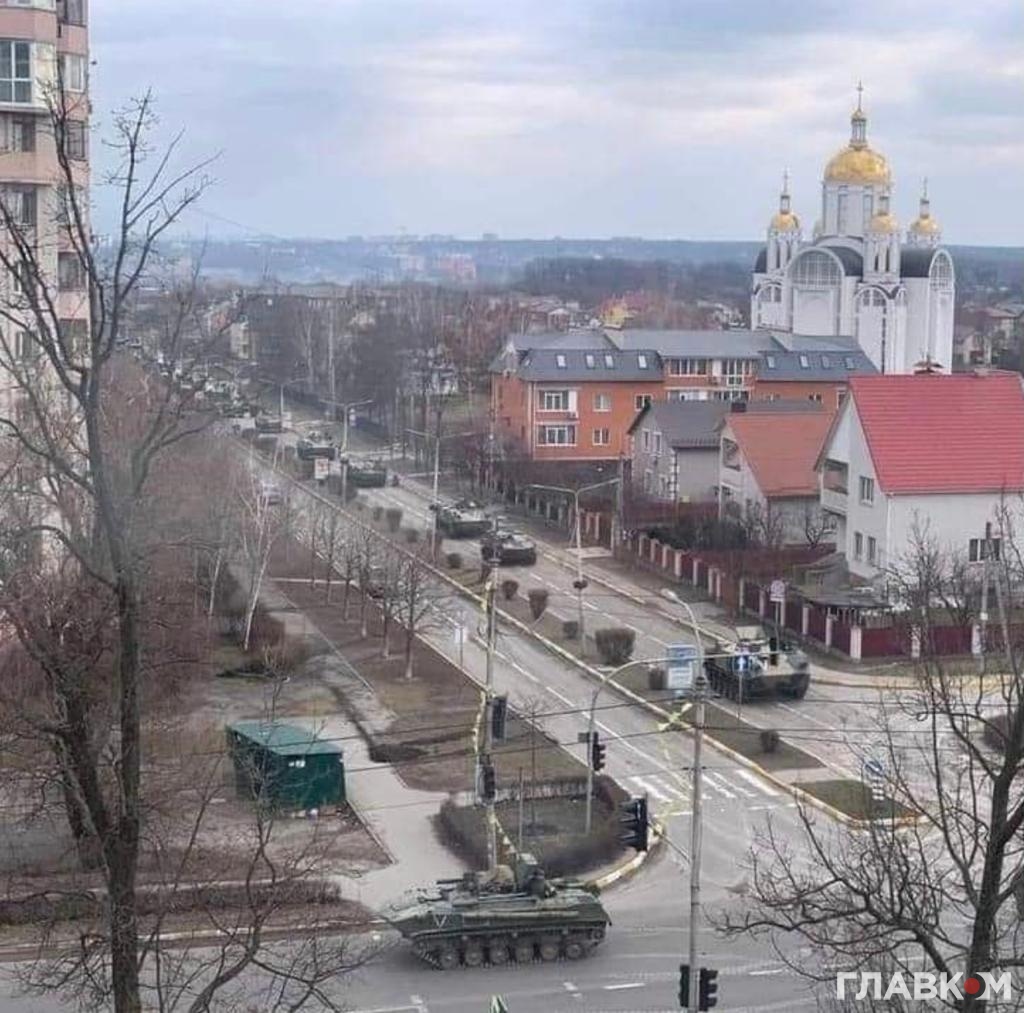 Колона російських танків на вулиці Бучі на початку березня 2022 року