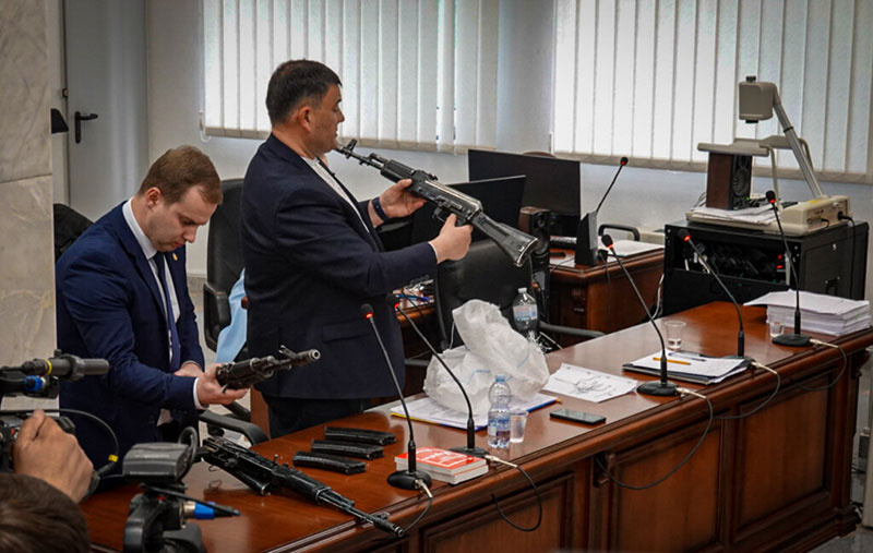 Прокурори демонструють суду автомати російських окупантів. Один із них належав обвинуваченому (фото: Ґрати)