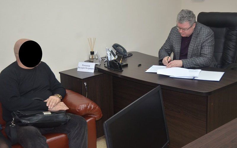 Прокурор Запорізької області вручив повідомлення про підозру голові Григорівської сільської ради. Фото з відкритих джерел