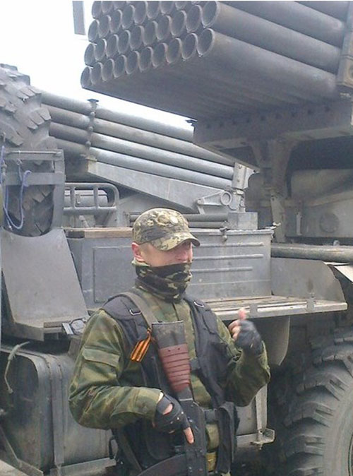 Бойовик Азаренков біля бойової машини «Град». Фото з його сторінки «Вконтакті»