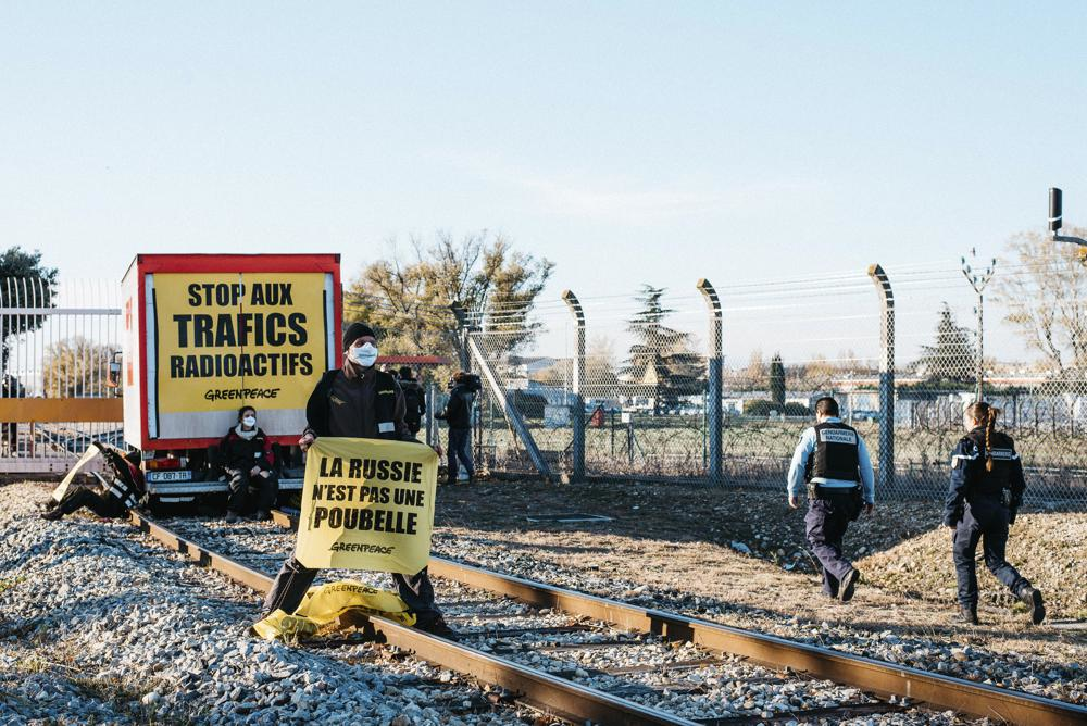 Greenpeace вимагає, щоб Франція обробляла перероблений уран та ядерні відходи на власній території, фото: АР