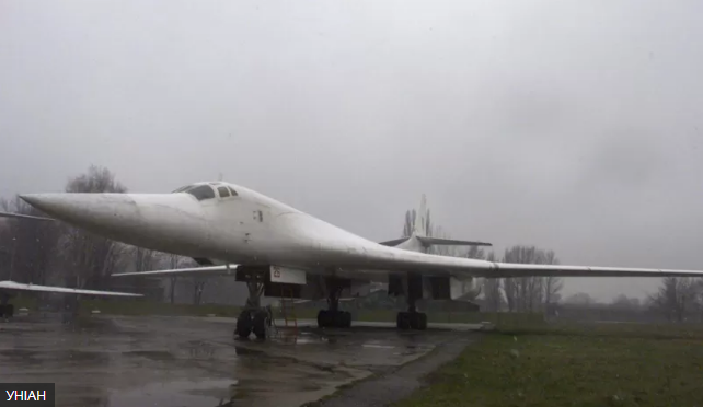 Останній стратегічний бомбардувальник Ту-160, який залишався у України в 2002 році. Через 20 років такі ж літаки завдаватимуть ударів по Львівщині