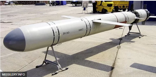 Крилаті ракети «Калібр» також може використовувати стратегічна авіація – на відміну від експортних варіантів, чия дальність обмежується 300 км, власні російські ракети можуть діяти на 2,5 тис. км
