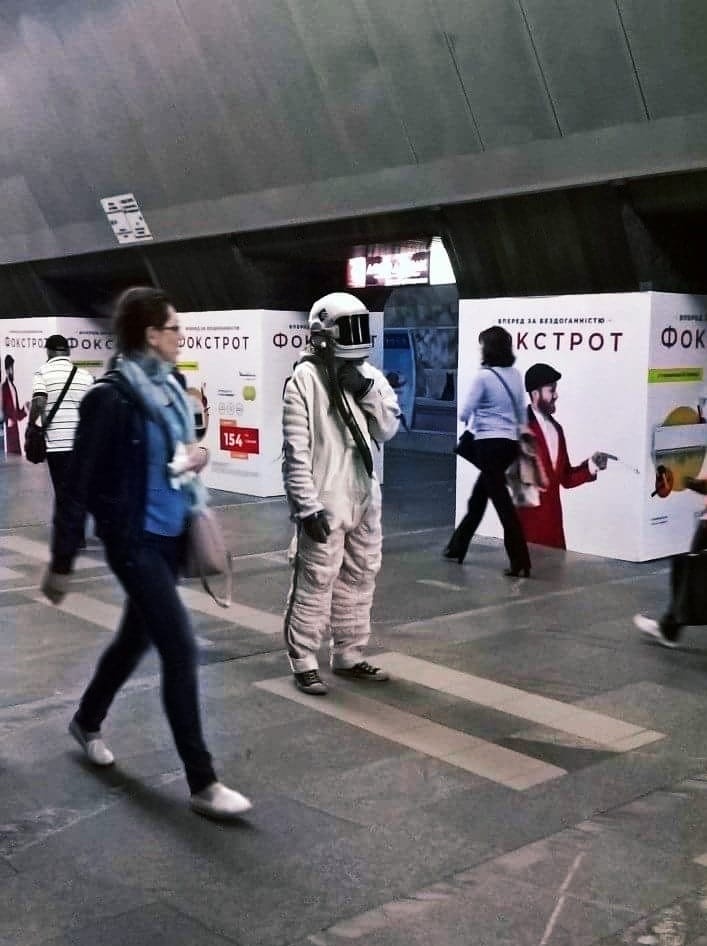 Фото космонавта у метро