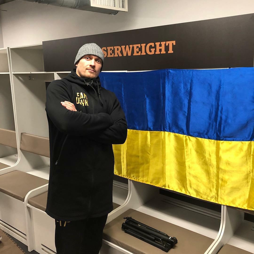 Олександр Усик в роздягальні з прапором України 