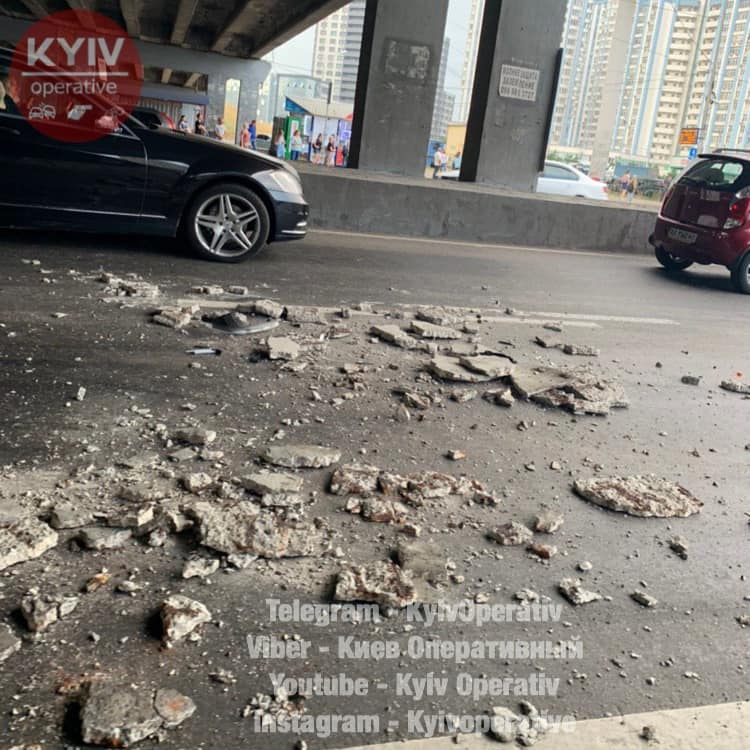 В Киеве с моста посыпалась штукатурка