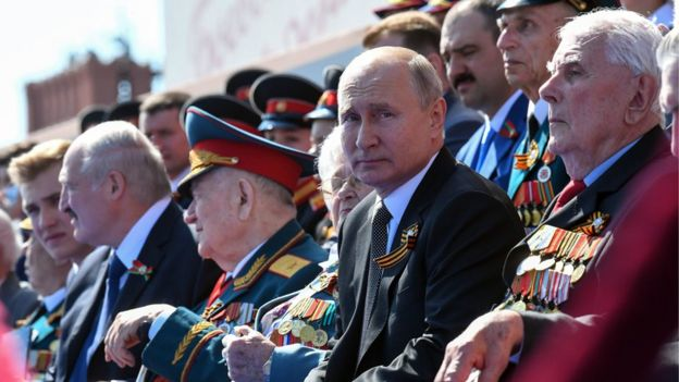 Путин среди ветеранов на параде Победы 24 июня