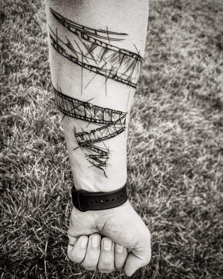 Татуировка на руке у Филиппа Ильенко в паять о работе в Госкино