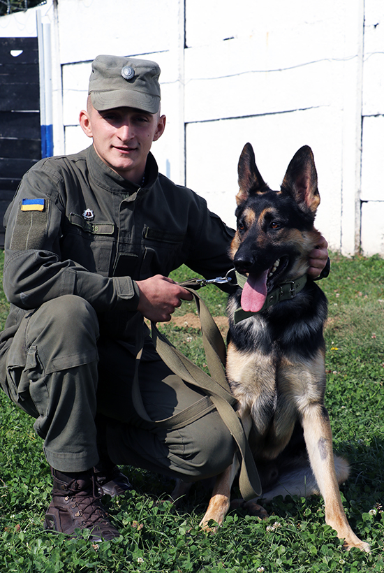 Старший солдат Павел Слащев с псом Томи