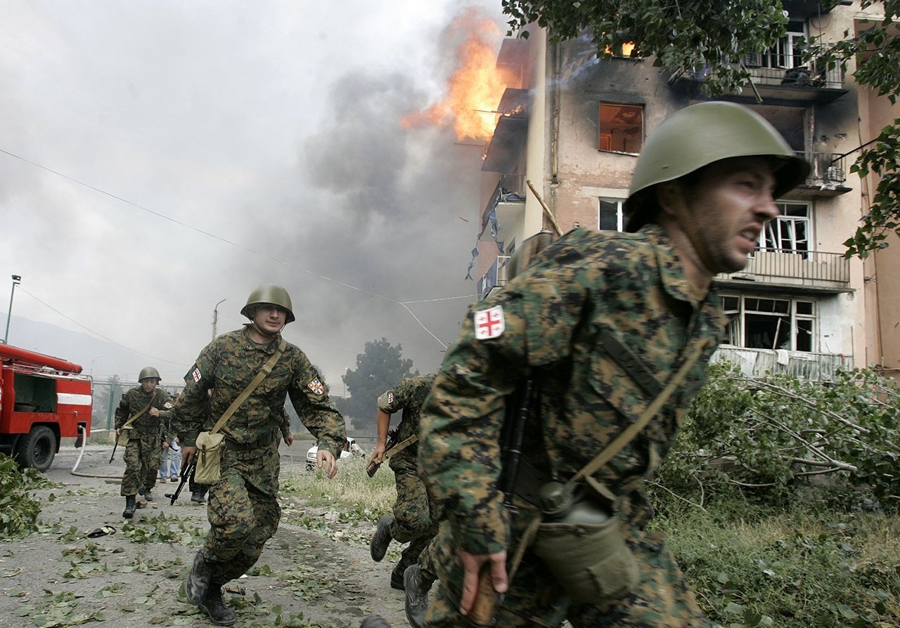 Солдаты грузинской армии в Гори, 9 августа 2008 года. Фото: David Mdzinarishvili / Reuters / Scanpix / LETA