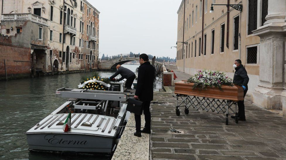 Индустрия похоронных услуг в Италии работает без передышки, число жертв Covid-19 исчисляется сотнями человек в сутки