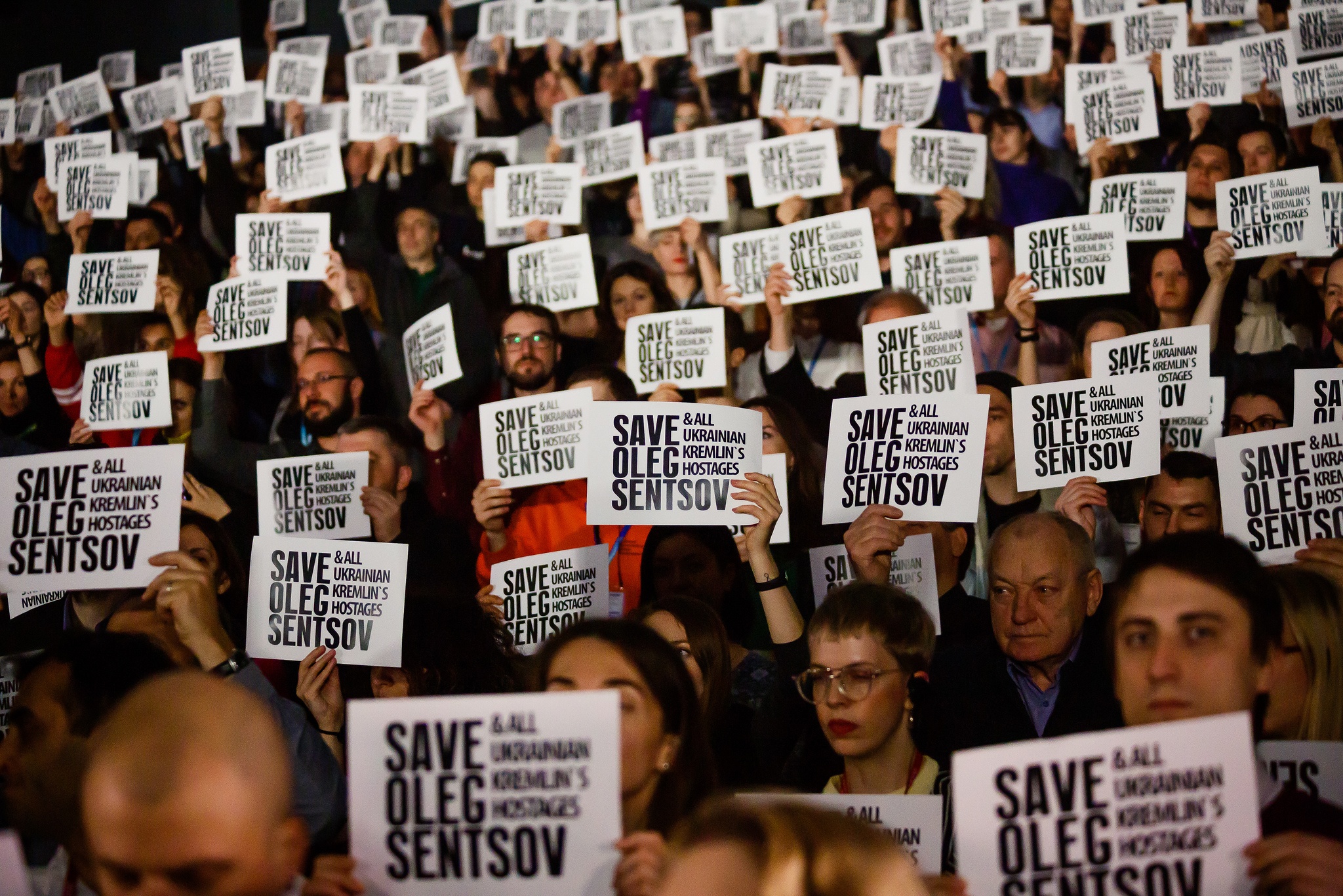 Акція «Save Oleg Sentsov & all Ukrainian Kremlin’s hostages» у київському кінотеатрі «Жовтень». Фото: Docudays UA