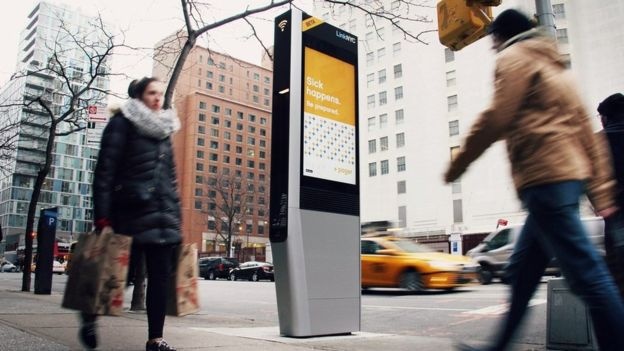 У Sidewalk Labs есть и другие проекты: например, в Нью-Йорке компания установила стенды, раздающие wi-fi