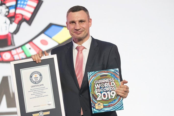 Виталий Кличко держит в руках официальное подтверждение рекорда, вошедшего в Книгу рекордов Гиннесса