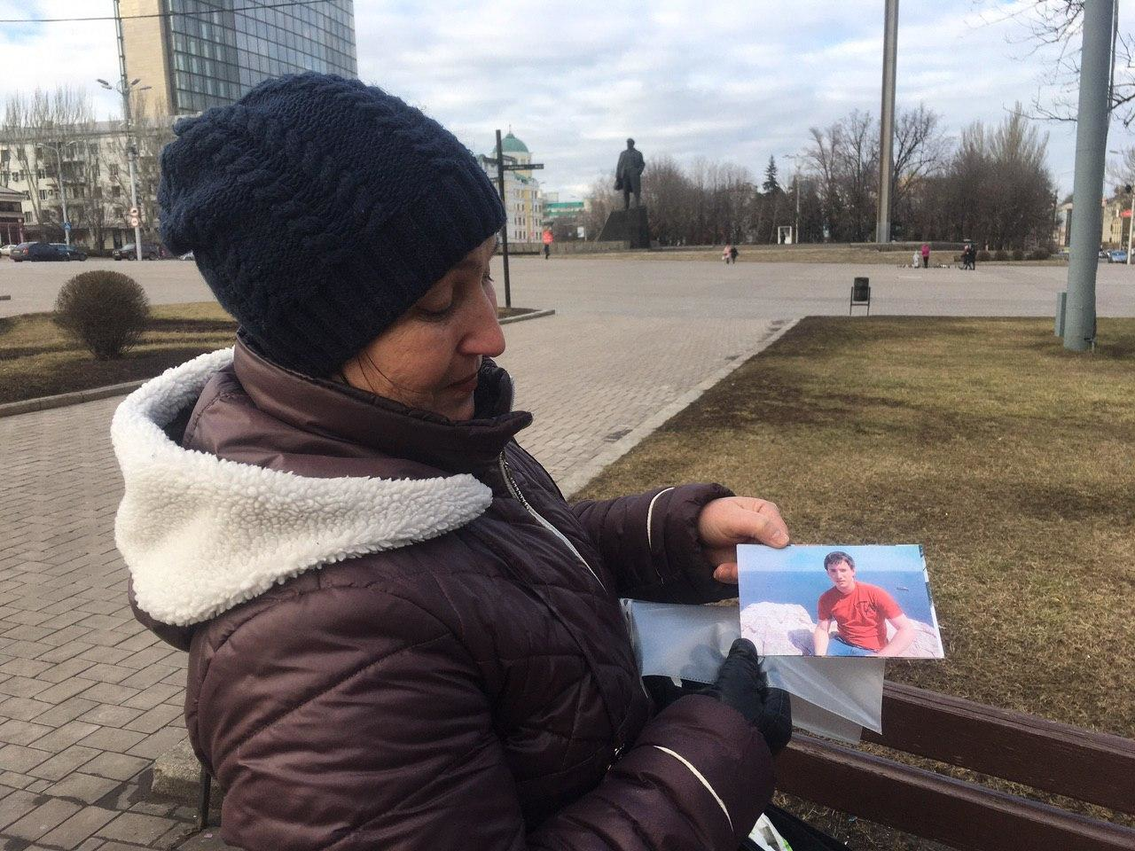 Татьяна Станиславовна Подвезко в Донецке на площади Ленина демонстрирует фото арестованного сына. Фото Spektr. Press