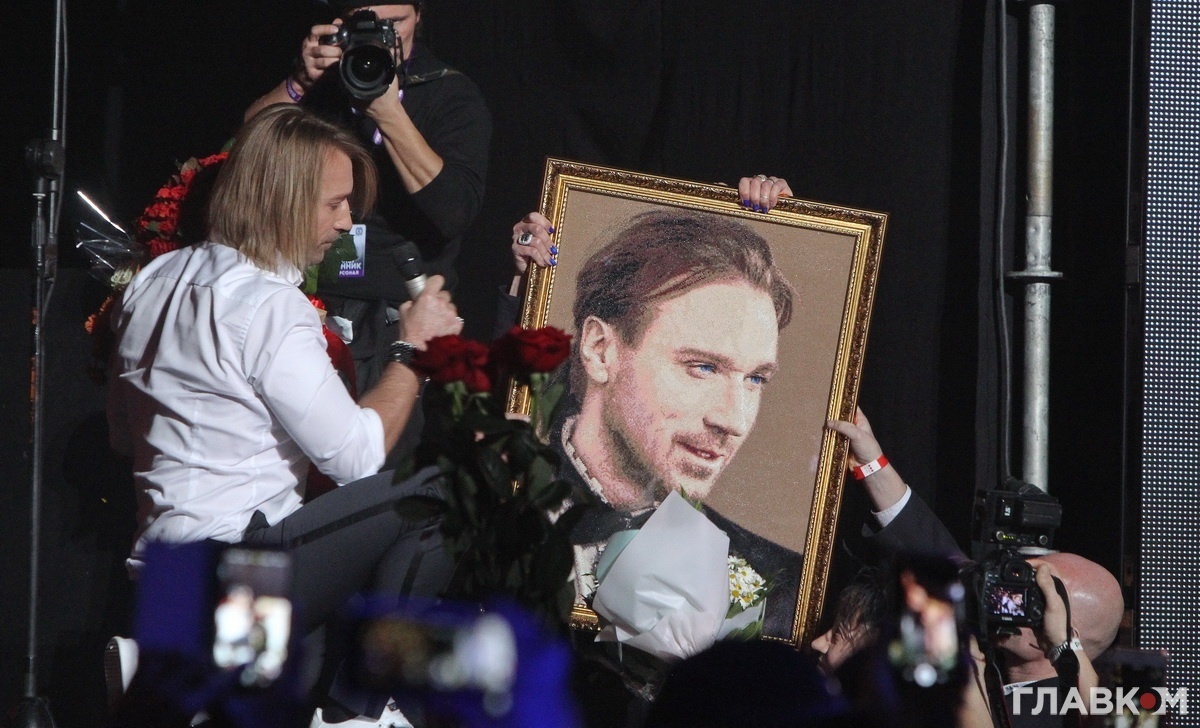 Під час концерту Олегу Виннику подарували його портрет