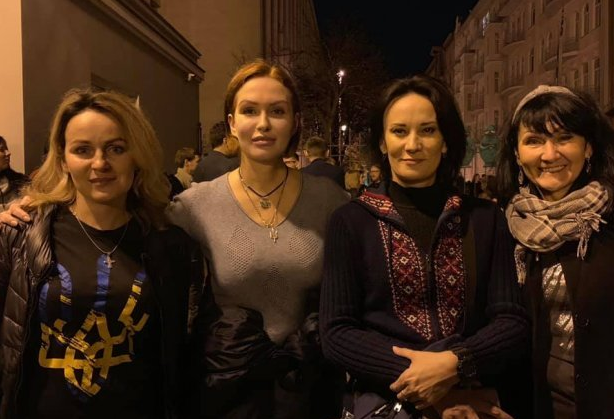 После убийства Шеремета Юлия Кузьменко (вторая на снимке) обсуждала убийство Маруси Звиробий (третья)
