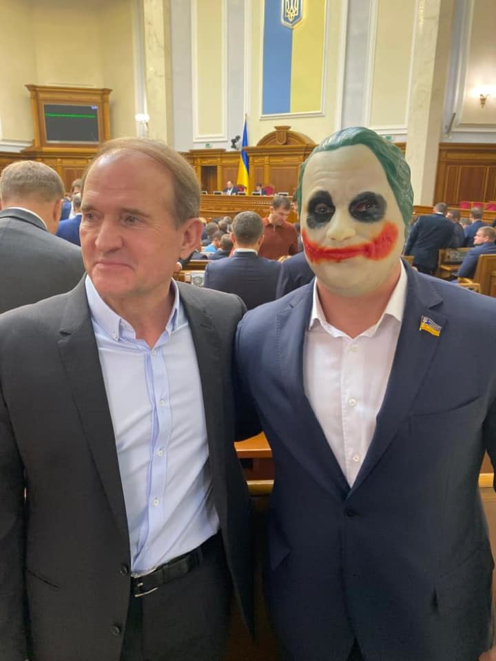 Виктор Медведчук и Илья Кива в маске Джокера в Верховной Раде