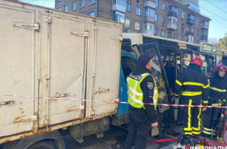 ДТП за участі вантажівки та маршрутки: стало відомо про загиблу (фото)