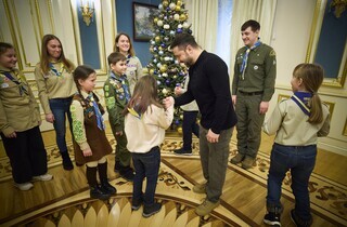 Пластуни передали Зеленському Вифлеємський вогонь миру