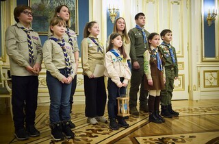 Пластуни передали Зеленському Вифлеємський вогонь миру