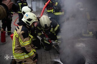 Пожежа у підземному кабельному колекторі в центрі Києва ліквідована (фото)