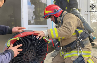 В Івано-Франківську в офісі вибухнула зарядна станція, є постраждалі (фото)