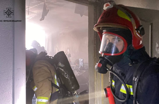 В Івано-Франківську в офісі вибухнула зарядна станція, є постраждалі (фото)