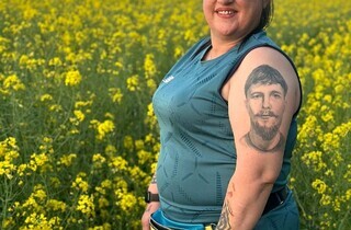 Мама загиблого на фронті фаната «Динамо» зробила татуювання з його зображенням