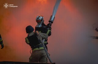 Росіяни вдарили по промисловому об'єкту у Сумах: кадри від ДСНС
