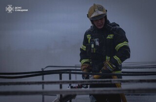 Росіяни вдарили по промисловому об'єкту у Сумах: кадри від ДСНС