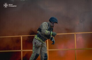 Росіяни вдарили по промисловому об'єкту у Сумах: кадри від ДСНС