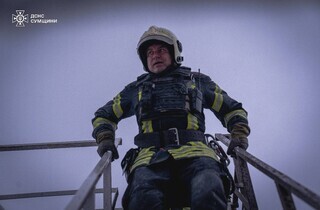 Росіяни вдарили по промисловому об'єкту у Сумах: кадри від ДСНС