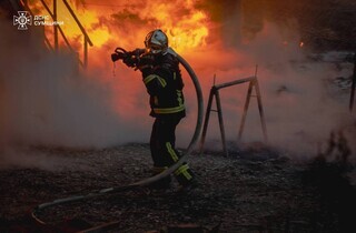 Росіяни вдарили по промисловому об'єкту у Сумах: кадри від ДСНС