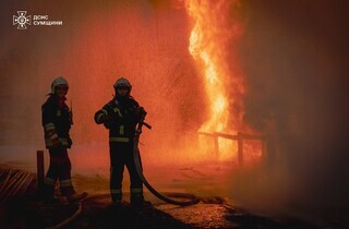 Росіяни вдарили по промисловому об'єкту у Сумах: кадри від ДСНС
