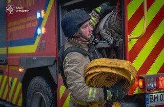 Росіяни вдарили по промисловому об'єкту у Сумах: кадри від ДСНС