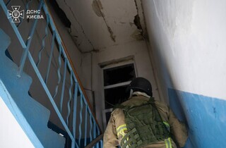 У Києві через обстріл РФ загинула людина: кадри та наслідки від ДСНС