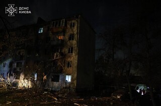 У Києві через обстріл РФ загинула людина: кадри та наслідки від ДСНС
