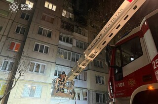 У Києві через обстріл РФ загинула людина: кадри та наслідки від ДСНС