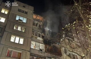У Києві через обстріл РФ загинула людина: кадри та наслідки від ДСНС