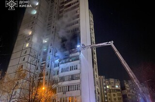 У Києві через обстріл РФ загинула людина: кадри та наслідки від ДСНС