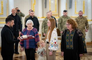 Зеленський відзначив воїнів званням Героя України