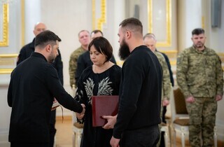 Зеленський відзначив воїнів званням Героя України
