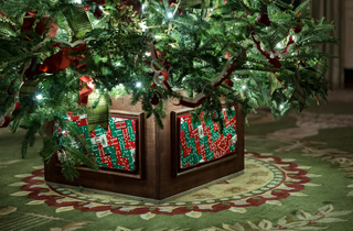 Понад 50 ялинок та 200 м гірлянд. Меланія Трамп прикрасила Білий дім до Різдва