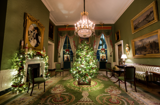 Понад 50 ялинок та 200 м гірлянд. Меланія Трамп прикрасила Білий дім до Різдва