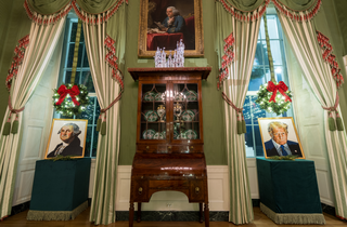 Понад 50 ялинок та 200 м гірлянд. Меланія Трамп прикрасила Білий дім до Різдва